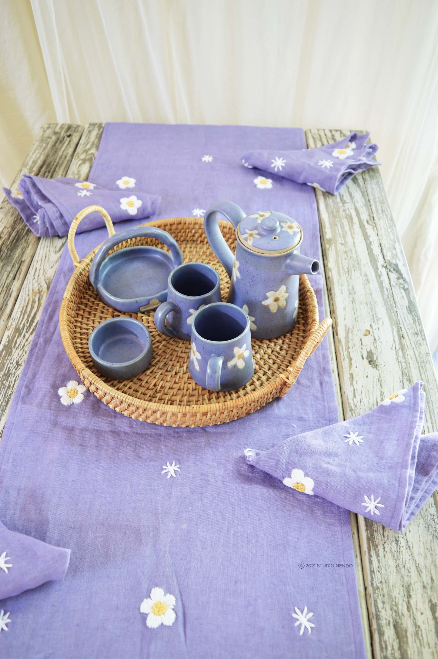 Hand Embroidered Table Runner & Napkin Set- Pocket full of Daisys