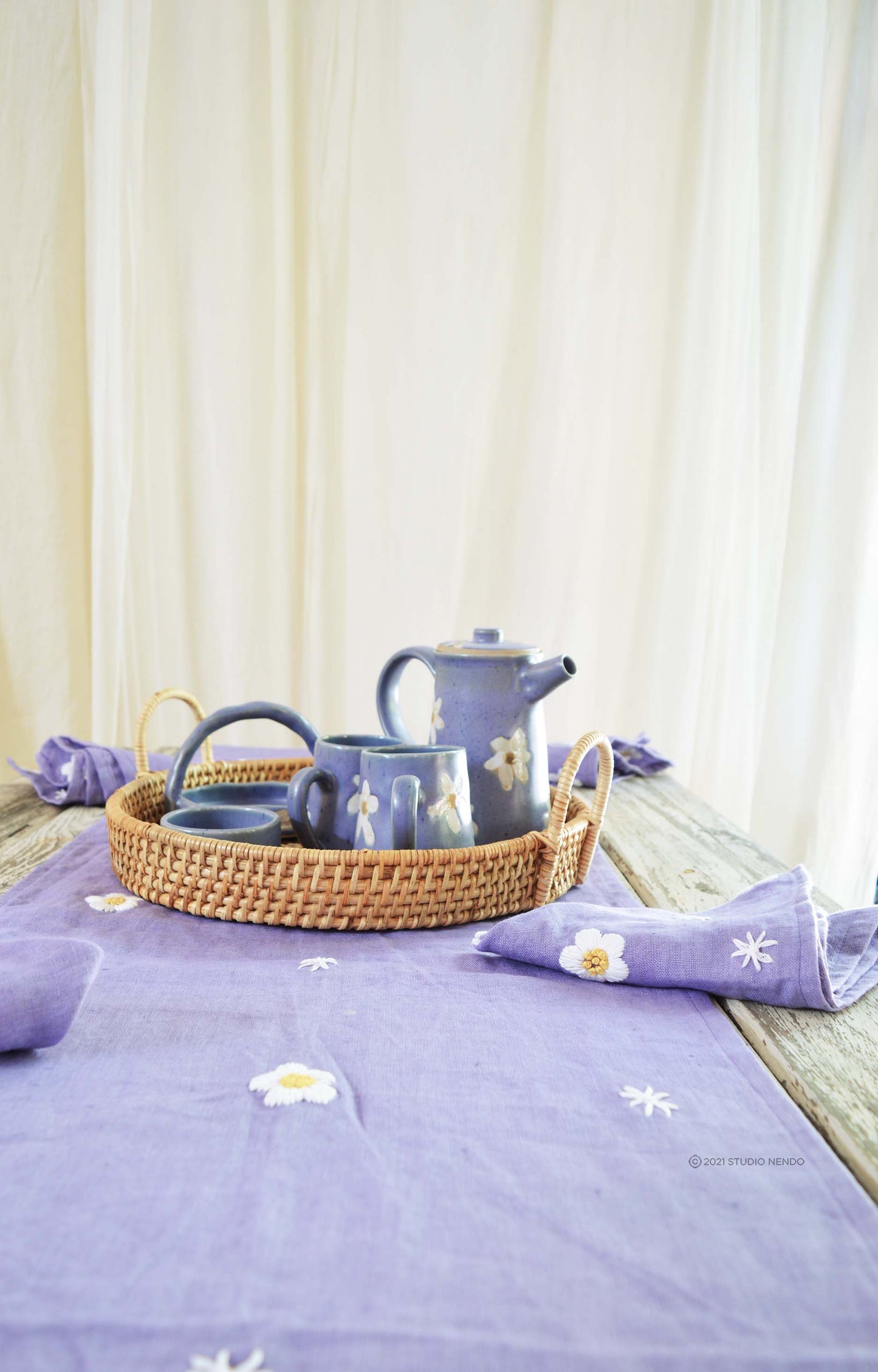 Hand Embroidered Table Runner & Napkin Set- Pocket full of Daisys