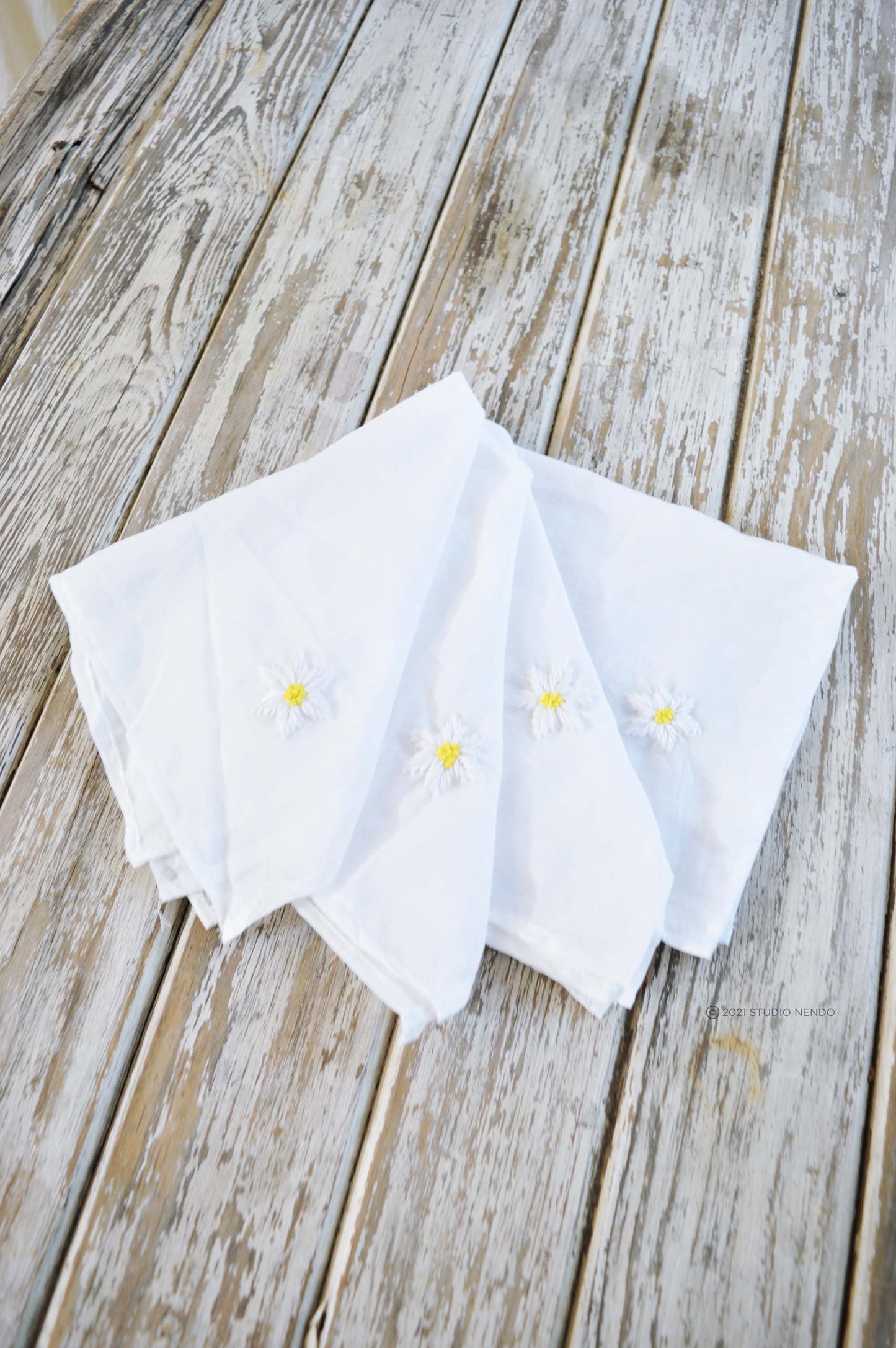 Hand Embroidered Mulmul Napkin Set- White Daisy's